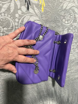 Bolso Bershka lila con cadena