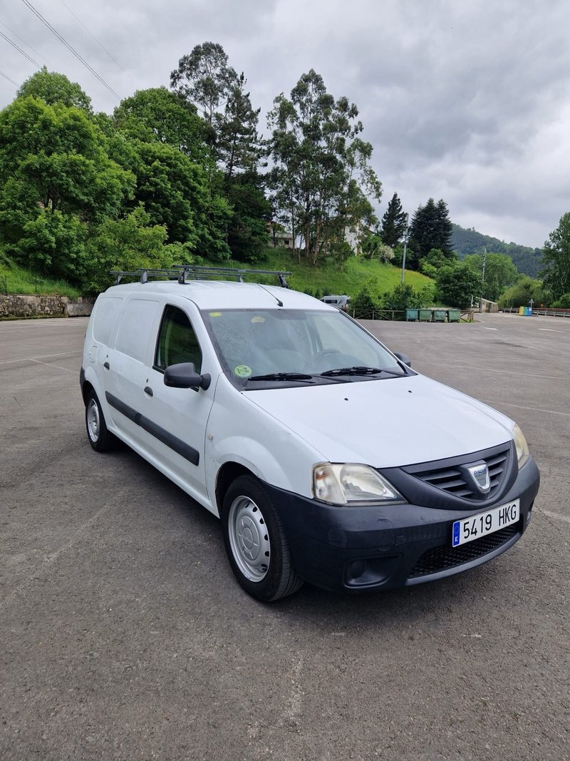 Furgoneta Dacia Logan - foto 1