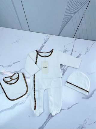 Conjunto Bebé Fendi: Pelele, Gorro, Babero y Manta