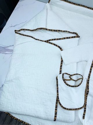 Conjunto Bebé Fendi: Pelele, Gorro, Babero y Manta