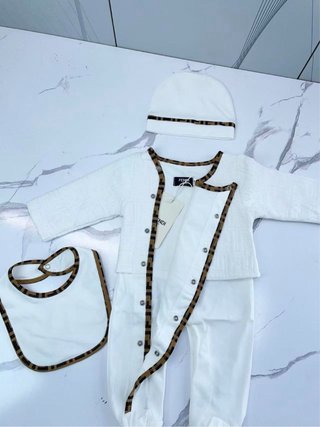 Conjunto Bebé Fendi: Pelele, Gorro, Babero y Manta