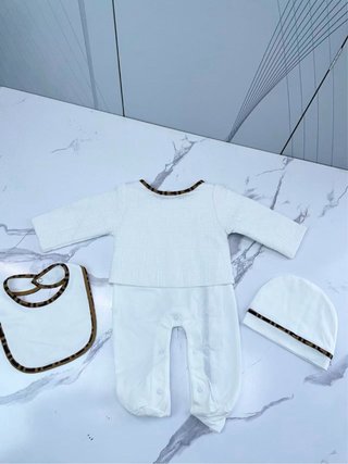 Conjunto Bebé Fendi: Pelele, Gorro, Babero y Manta