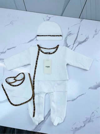 Conjunto Bebé Fendi: Pelele, Gorro, Babero y Manta