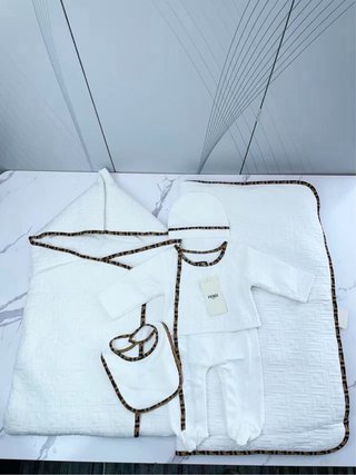 Conjunto Bebé Fendi: Pelele, Gorro, Babero y Manta