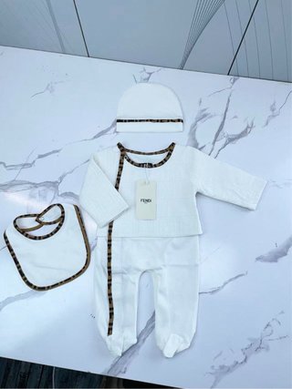Conjunto Bebé Fendi: Pelele, Gorro, Babero y Manta