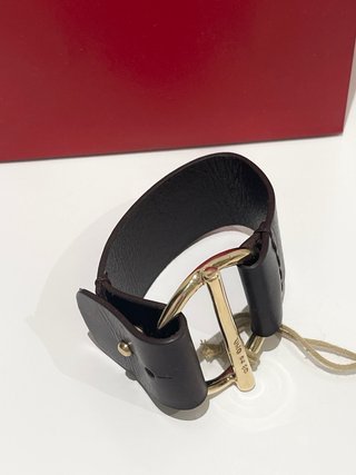 Pulsera cuero marrón hebilla chapada UNO de 50
