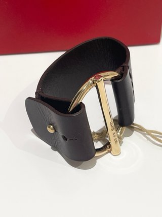 Pulsera cuero marrón hebilla chapada UNO de 50