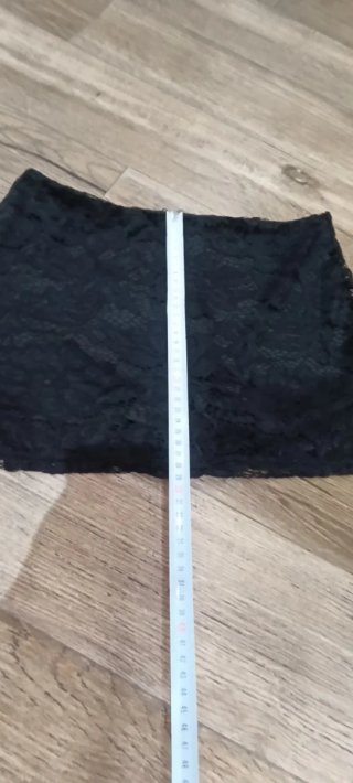 Falda corta de encaje negro