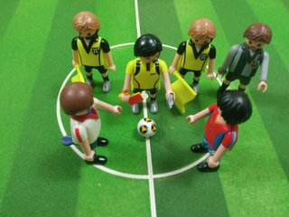 Campo de fútbol Playmobil con árbitros y jugadores