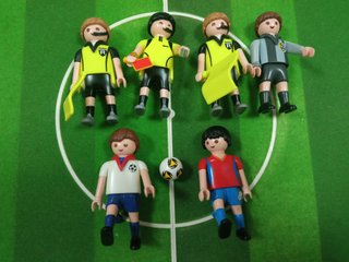 Campo de fútbol Playmobil con árbitros y jugadores