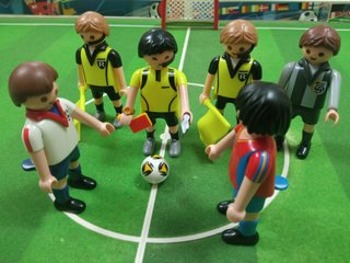 Campo de fútbol Playmobil con árbitros y jugadores