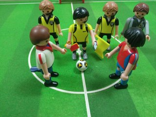 Campo de fútbol Playmobil con árbitros y jugadores