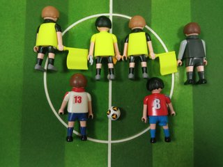 Campo de fútbol Playmobil con árbitros y jugadores