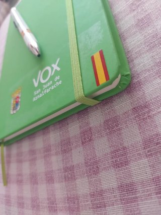 Agenda y bolígrafo Vox San Juan de Aznalfarache