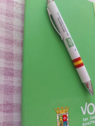 Agenda y bolígrafo Vox San Juan de Aznalfarache