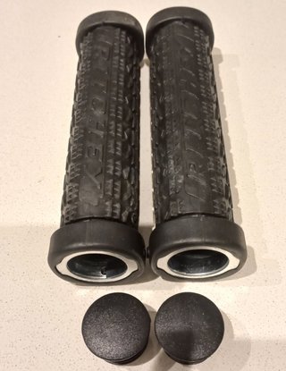 Puños antideslizantes Ritchey color negro con logo