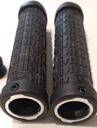 Puños antideslizantes Ritchey color negro con logo