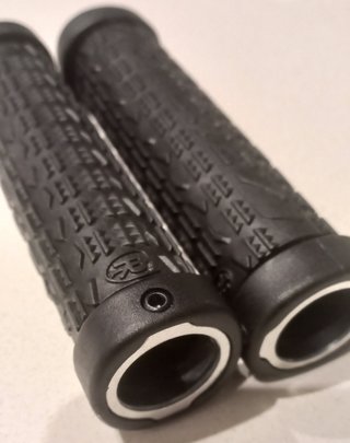 Puños antideslizantes Ritchey color negro con logo