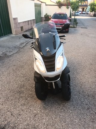 Peugeot Metropolis 400i ABS. de tres ruedas.