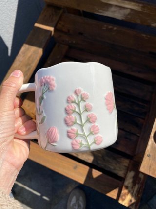Taza de cerámica con flores rosas