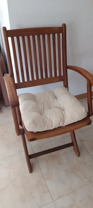 Mesa y 4 sillas de jardín de madera