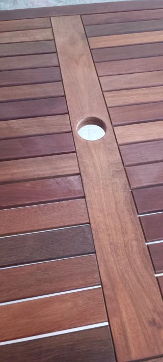 Mesa y 4 sillas de jardín de madera
