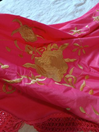 Mantoncillo Flamenca Rosa con Bordado Dorado
