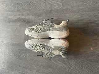 Zapatillas deportivas grises y blancas