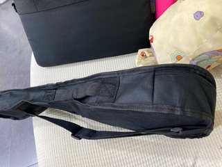 Ukelele soprano marca Razym, con funda