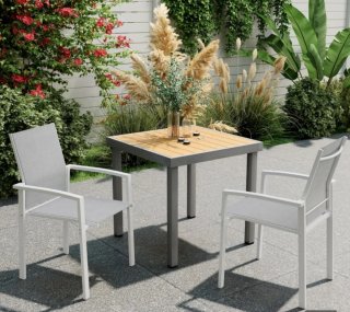 Sillas de terraza grises y blancas