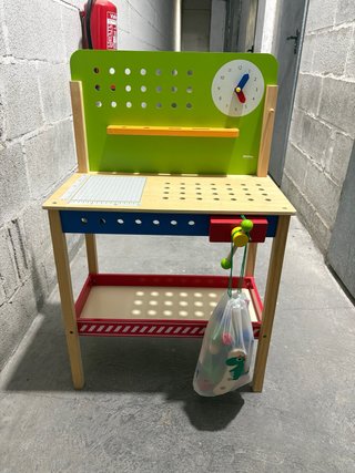 Mesa de herramientas infantil con accesorios