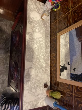 Taquillón antiguo de madera y piedra marmol