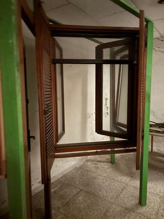 Ventana de madera con marquesina