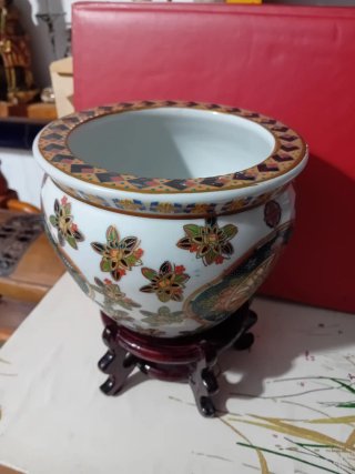 Jarrón de cerámica con soporte