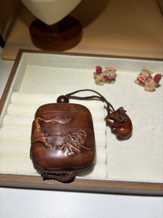 Inro Japonés Talla Madera con Netsuke