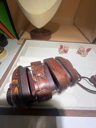 Inro Japonés Talla Madera con Netsuke