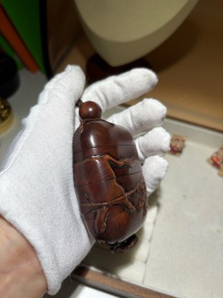 Inro Japonés Talla Madera con Netsuke