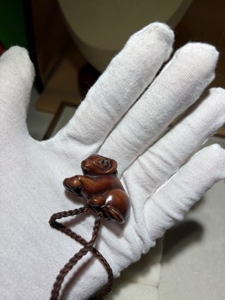 Inro Japonés Talla Madera con Netsuke