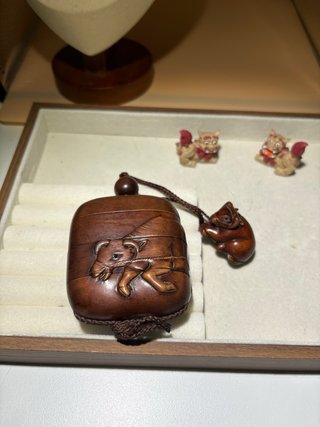 Inro Japonés Talla Madera con Netsuke