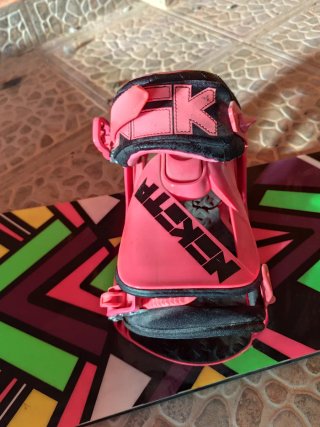 Snowboard Nikita Chikita con fijaciones K2