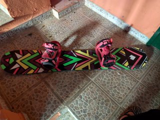 Snowboard Nikita Chikita con fijaciones K2
