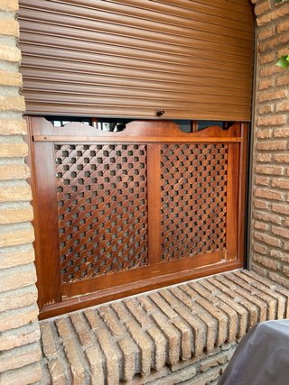 Mosquitera de madera con celosía