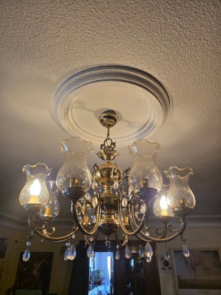 Candelabro dorado antiguo de metal y cristal