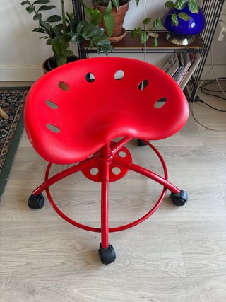 Sgabello rosso con ruote Ikea Traktor