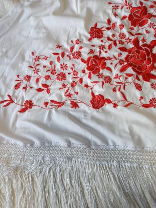 Mantoncillo Flamenco Blanco Bordado en Rojo.