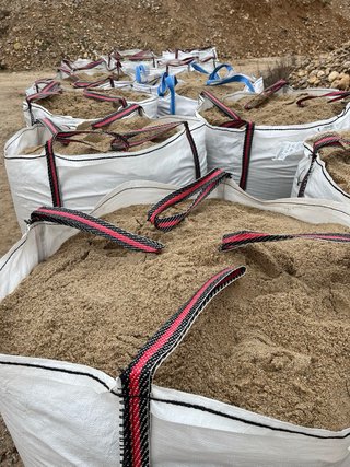 Sacos de arena y grava para construcción