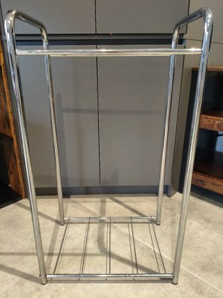 Cesto de ropa de tela y metal