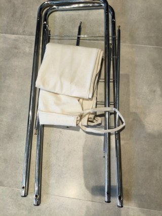 Cesto de ropa de tela y metal