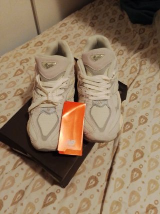 Zapatillas New Balance 9060 Beige/Gris Talla 42