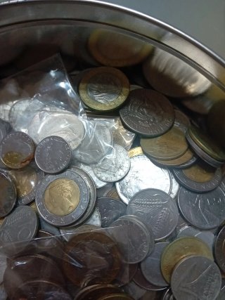 Circa 4kg Vecchie Lire e Monete Estere